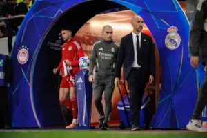 Dr Manuel Arroyo Morales - Cuerpo médico del Real Madrid. Aporta una sólida trayectoria docente, clínica e investigadora en la intersección entre medicina, fisioterapia y deporte, con experiencia en deporte profesional (Granada CF, CB Granada, CAR Sierra Nevada) y especialización en Medicina del Deporte, calidad asistencial y procesos de recuperación.