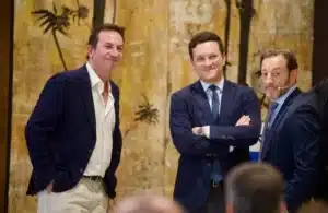 El Dr. José Luis Martín Alguacil (centro) junto a otros ponentes en la jornada del 10º aniversario de Vithas Granada