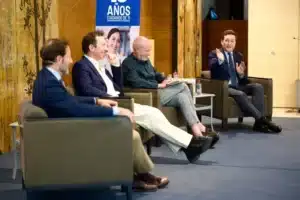 El Dr. José Luis Martín Alguacil en la mesa de ponentes sobre cirugía robótica en la jornada del 10º aniversario de Vithas Granada