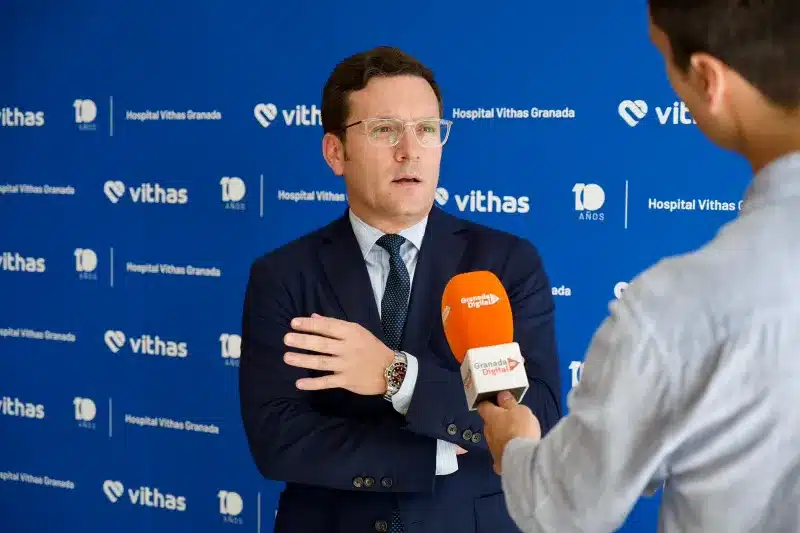El Dr. José Luis Martín Alguacil, director de Clínica Martín Gómez, atiende a los medios en la jornada del 10º aniversario de Vithas Granada
