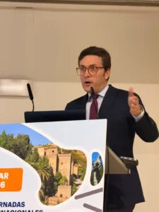 Dr. José Luis Martín Alguacil de Clínica Martín Gomez Granada, durante su ponencia en JICAR 2026, VI Jornadas Internacionales de Cirugía Artroscópica de Rodilla, Málaga