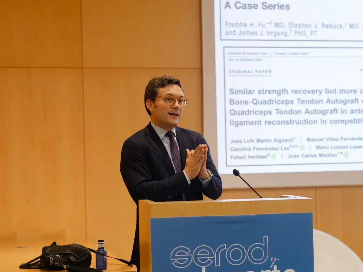 Dr. José Luis Martín Alguacil presentando su estudio sobre la plastia de cuádriceps en el curso SEROD y Deporte, Granada