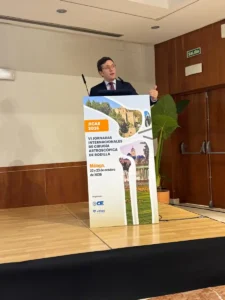 Dr. José Luis Martín Alguacil durante su ponencia en JICAR 2026, VI Jornadas Internacionales de Cirugía Artroscópica de Rodilla, Málaga