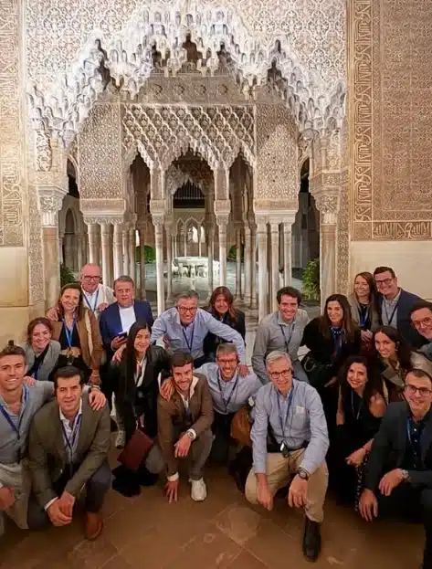 Ponentes del curso SEROD y Deporte durante la visita nocturna a la Alhambra, con el Patio de los Leones al fondo